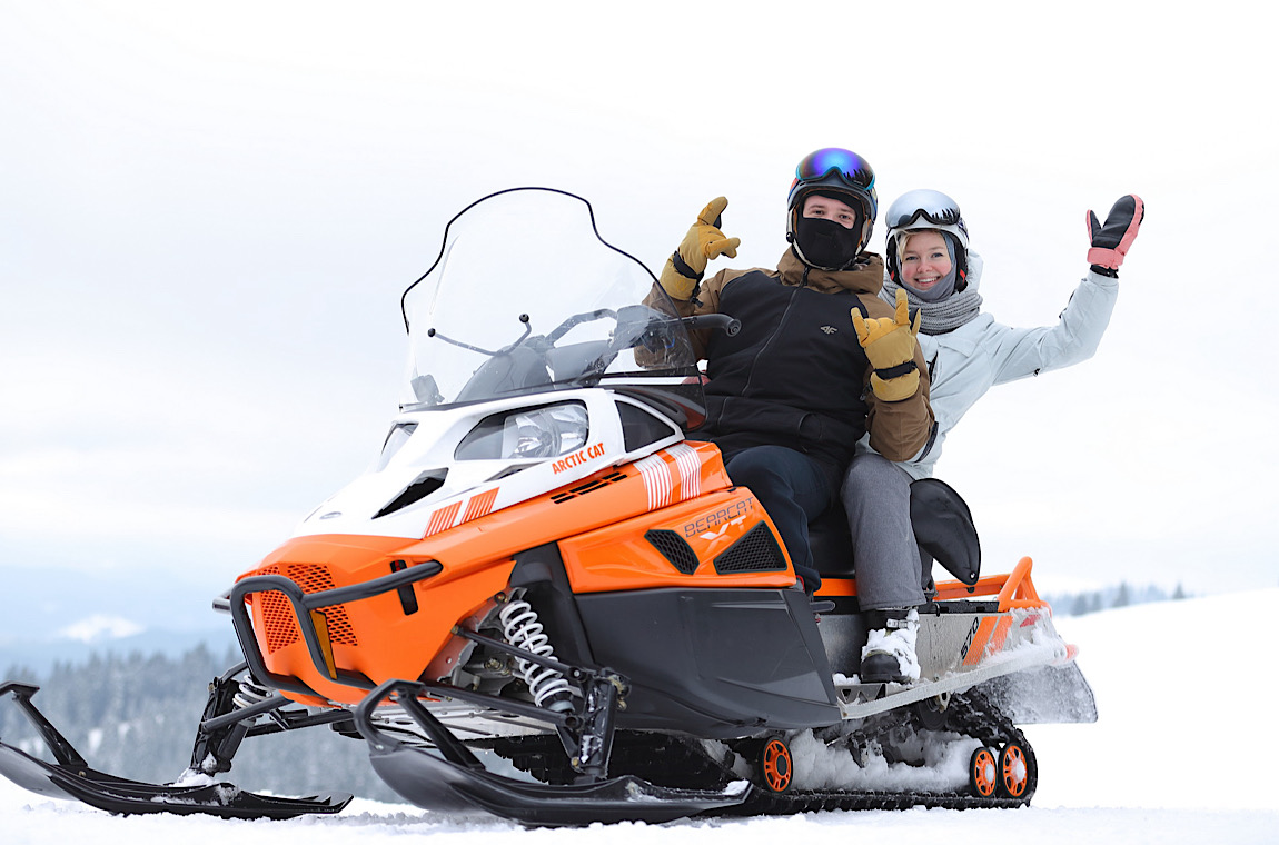 Зображення снігоходів у Буковелі